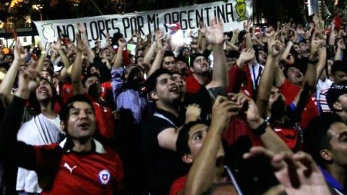 La bandera de los chilenos contra la Argentina 442