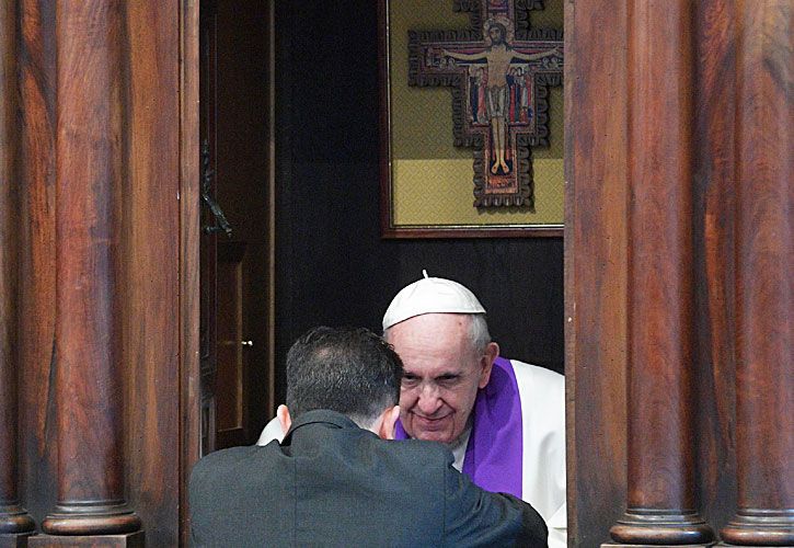 a confesion de parte. Jorge Bergoglio confiesa a un cura durante un encuentro con sacerdotes en una basílica de Roma.