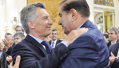 ABRAZO. Macri y Pereyra, tras la firma del 30 de enero.