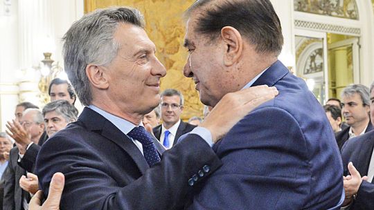 ABRAZO. Macri y Pereyra, tras la firma del 30 de enero.