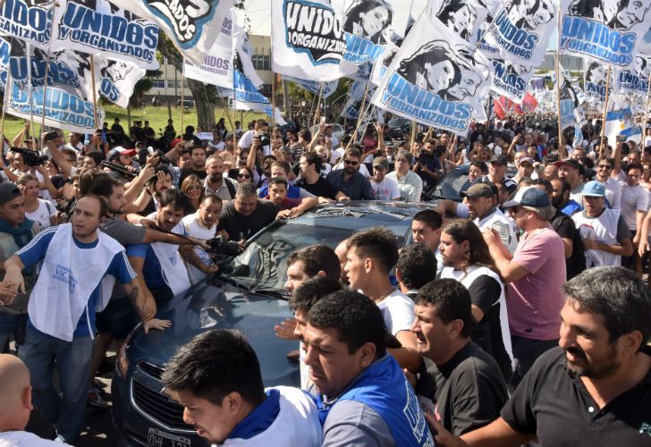 Militantes K apoyaron a los hijos de la expresidente en Comodoro Py.