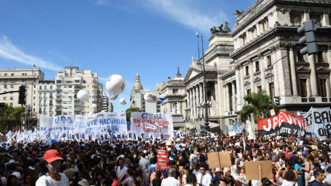 Gremios docentes bonaerenses realizan nuevo paro de 24 horas | Perfil