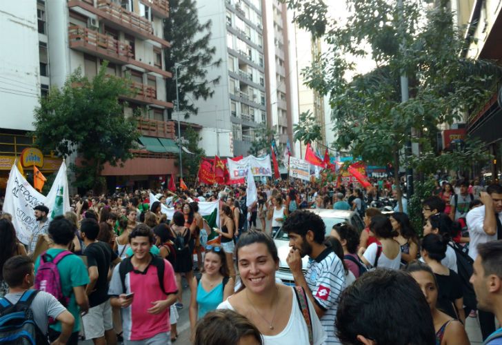 La intersección de Colón y Cañada, en pleno centro de la ciudad fue el lugar elegido para dar comienzo a la manifestación que se extendió por varias cuadras de la ciudad. 