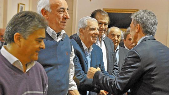 Brindis. Lingeri fue uno de los sindicalistas que negoció la paz sindical con el gobierno de Macri.