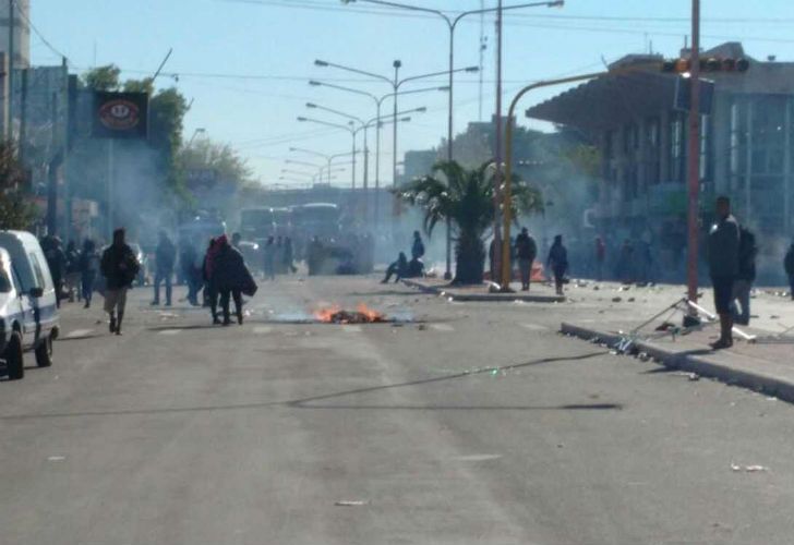 La terminal de Olavarría mientras prendían fuego cabinas. 