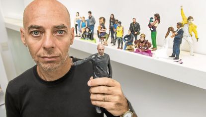 Muñeco propio. El proceso comienza con un escaneo completo de la persona. Luego se materializa la figura con una impresora 3D y un artista termina de pintarlo a mano para retocar detalles.