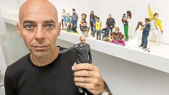 Muñeco propio. El proceso comienza con un escaneo completo de la persona. Luego se materializa la figura con una impresora 3D y un artista termina de pintarlo a mano para retocar detalles.