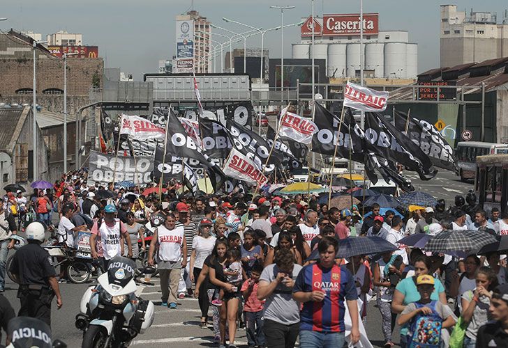 Organizaciones sociales y políticas marchan por el puente Pueyrredón hasta el acampe de la Av. 9 de Julio.