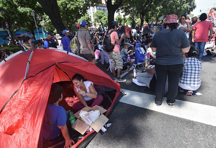 Organizaciones sociales y políticas marchan por el puente Pueyrredón hasta el acampe de la Av. 9 de Julio.