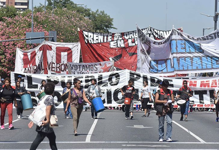 Organizaciones sociales y políticas marchan por el puente Pueyrredón hasta el acampe de la Av. 9 de Julio.