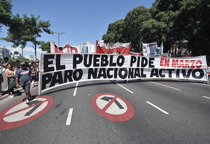 Organizaciones sociales y políticas marchan por el puente Pueyrredón hasta el acampe de la Av. 9 de Julio.
