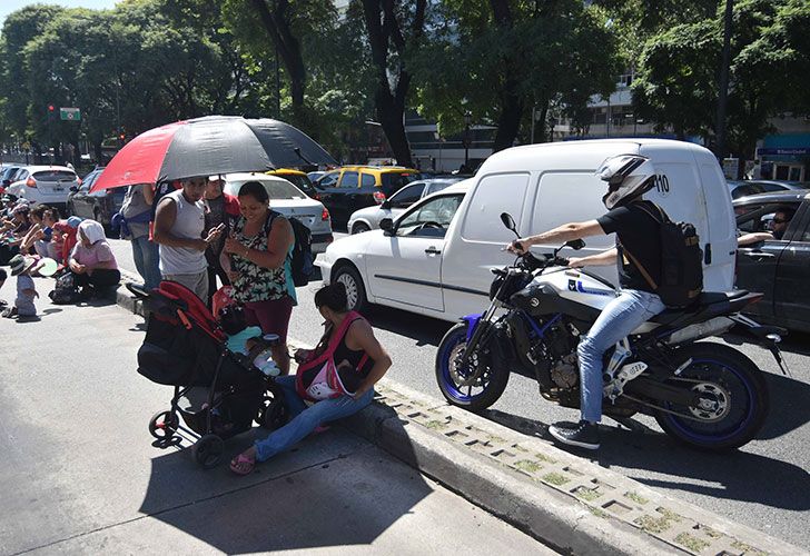 Organizaciones sociales y políticas marchan por el puente Pueyrredón hasta el acampe de la Av. 9 de Julio.