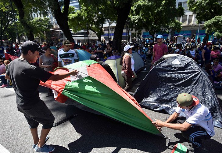Organizaciones sociales y políticas marchan por el puente Pueyrredón hasta el acampe de la Av. 9 de Julio.