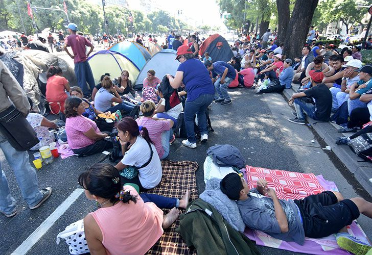 Organizaciones sociales y políticas marchan por el puente Pueyrredón hasta el acampe de la Av. 9 de Julio.