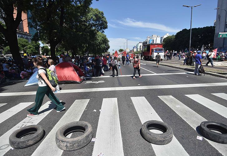 Organizaciones sociales y políticas marchan por el puente Pueyrredón hasta el acampe de la Av. 9 de Julio.