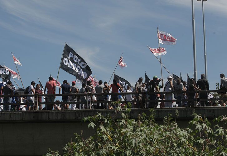 Organizaciones sociales y políticas marchan por el puente Pueyrredón hasta el acampe de la Av. 9 de Julio.
