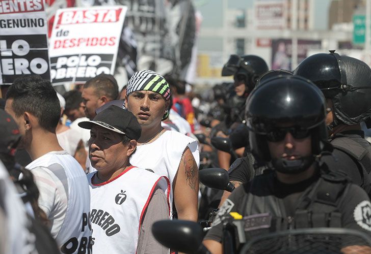 Organizaciones sociales y políticas marchan por el puente Pueyrredón hasta el acampe de la Av. 9 de Julio.