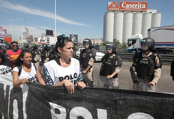 Organizaciones sociales y políticas marchan por el puente Pueyrredón hasta el acampe de la Av. 9 de Julio.