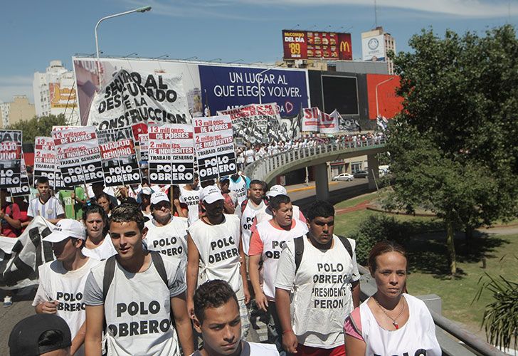 Organizaciones sociales y políticas marchan por el puente Pueyrredón hasta el acampe de la Av. 9 de Julio.