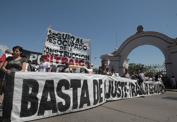 Organizaciones sociales y políticas marchan por el puente Pueyrredón hasta el acampe de la Av. 9 de Julio.