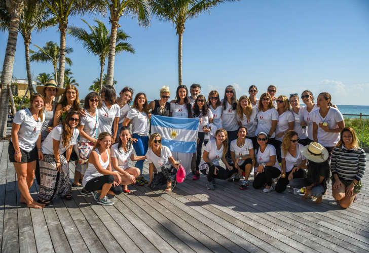 Grupo de argentinas presentes en la Caminata. Entre las que se encuentran: Maria Gabriela Hoch, Experta en Empoderamiento de Mujeres, Escritora, Co-fundadora Voces Vitales Argentina y quien lidera Vital Voices Miami. Mora Barber, CEO Novecento Resturant Florencia Perrone, Fundadora y CEO Iceberg Solutions, Dra. Velia Lemel, Mariana Cortes, creadora de la marca de ropa Juana de Arco, , Susana Alvarez Vitale, Presidenta y CEO Newtech, Victoria Kenny, creadora de KB Moms, la artista Sabrina Olmedo y la artista y reconocida DJ Zoel.