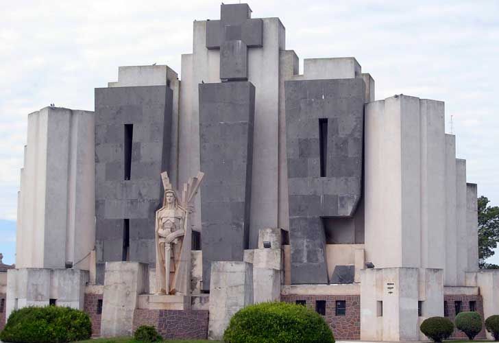 Día Nacional de los Monumentos: Cementerio de Azul, en provincia de Buenos Aires, obra del arquitecto Francisco Salamone.