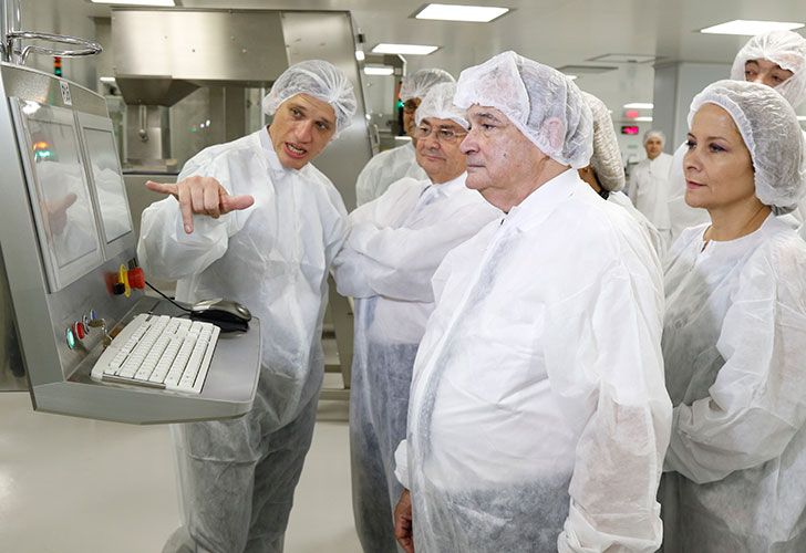 El ministro Lemus visitó el laboratorio productor de la vacuna.