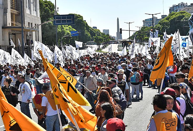 Protesta. Ayer, la avenida 9 de julio estuvo cortada por cuarto días consecutivos. El miércoles, los movimientos piqueteros realizaron marchas y ollas populares.