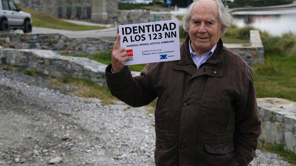 Pérez Esquivel, durante su visita a las Islas Malvinas, en donde reclamó por la identidad de los 123 "NN".