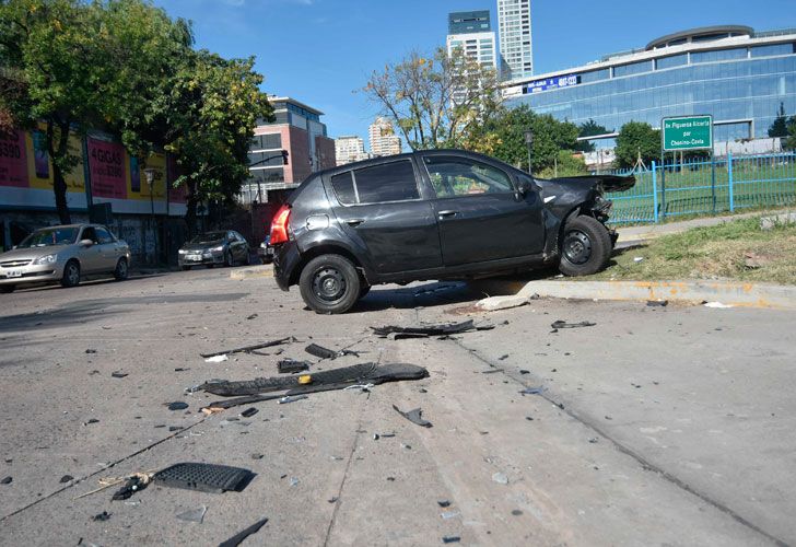 Gitanos que salían de un cumpleaños de 15 chocaron con otro auto, amenazaron a periodistas y protagonizaron incidentes