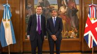 El ministro de Comercio inglés, Greg Hands, y el ministro de Finanzas, Luis Caputo.
