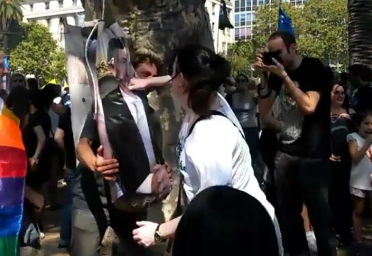 Plaza de Mayo se colmó de carteles en contra del Presidente.