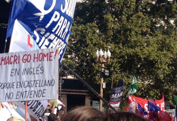 Plaza de Mayo se colmó de carteles en contra del Presidente.