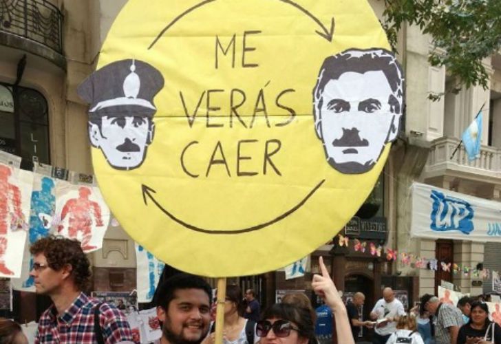 Plaza de Mayo se colmó de carteles en contra del Presidente.