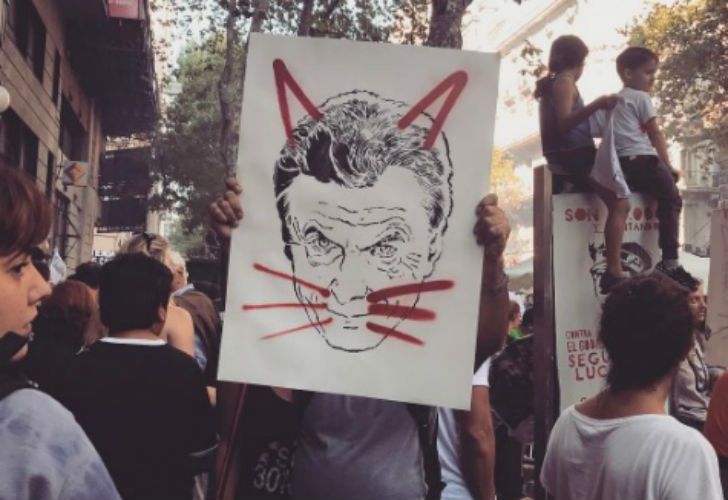 Plaza de Mayo se colmó de carteles en contra del Presidente.