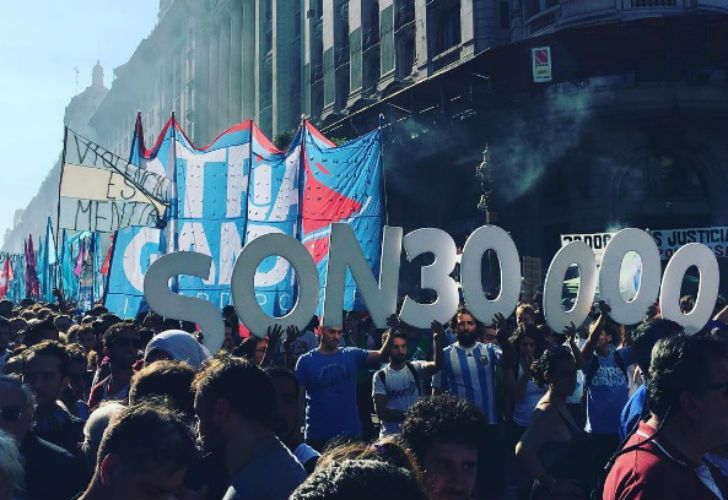 Plaza de Mayo se colmó de carteles en contra del Presidente.