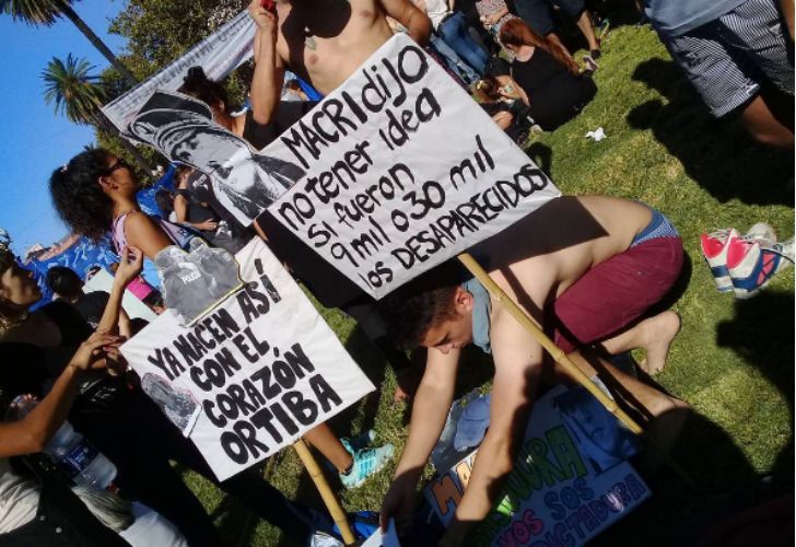 Plaza de Mayo se colmó de carteles en contra del Presidente.