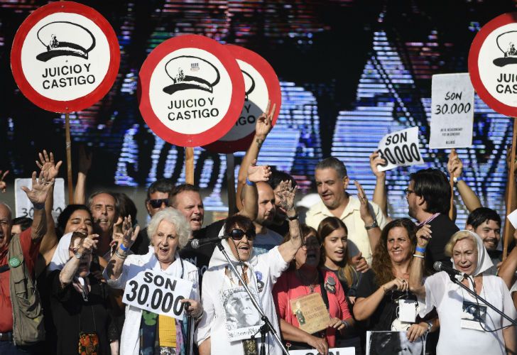 Distintas agrupaciones portando banderas y pancartas, en el acto central en Plaza de Mayo.