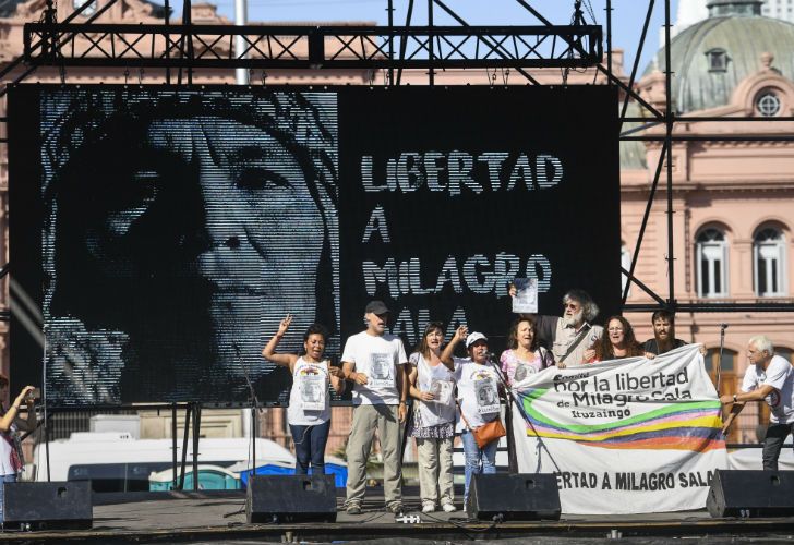 Distintas agrupaciones portando banderas y pancartas, en el acto central en Plaza de Mayo.