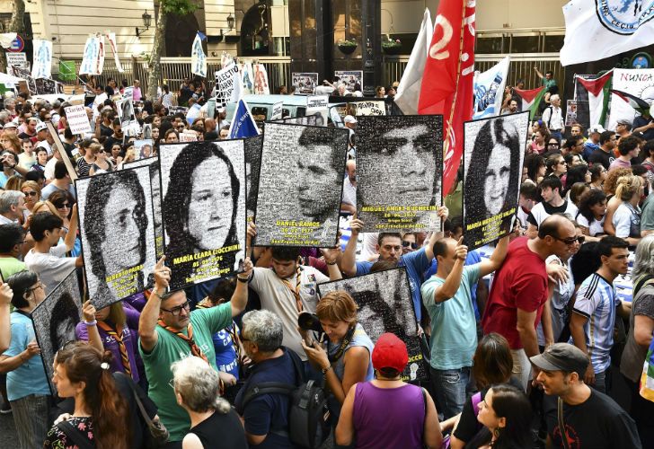 Día de la Memoria. Una multitud se concentra en la Plaza de Mayo. 