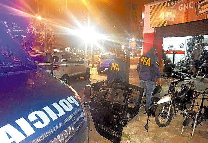 Fachada. En el taller allanado se sospecha que desarmaban y adulteraban los coches robados. 