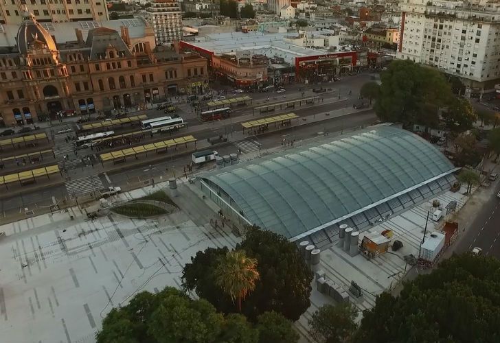 Empujones, demoras, corridas y fastidio formaban parte de la escenografía habitual que padecían los usuarios del tren Roca y de la línea C cuando convergían en las casi inaccesibles entradas y salidas del subte que une el sur de la Ciudad con Retiro.