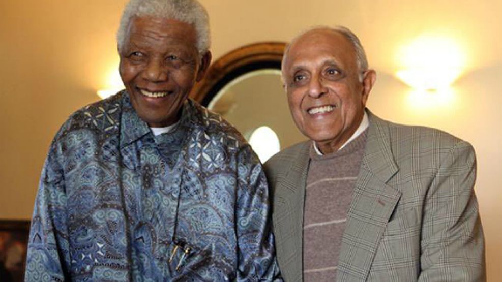 Ahmed Kathrada, compañero de celda y de lucha de Nelson Mandela contra el "apartheid" en Sudáfrica.