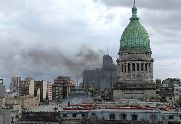 Incendio frente al Congreso