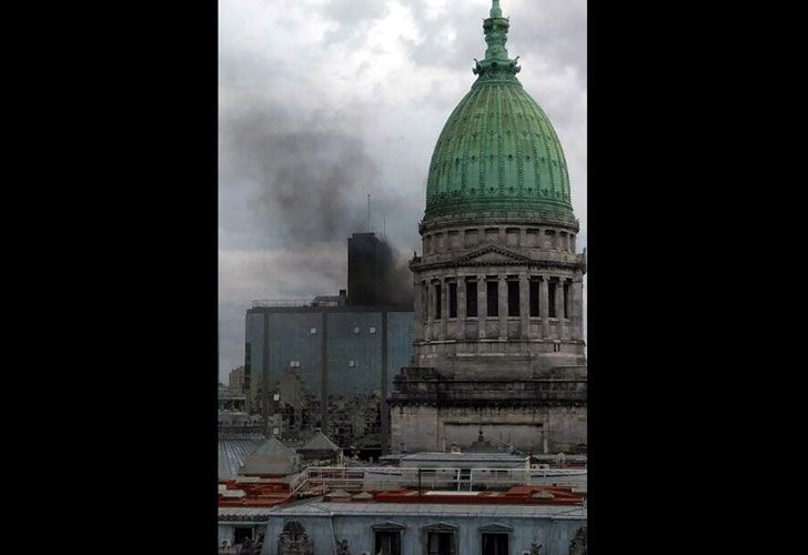 Incendio frente al Congreso