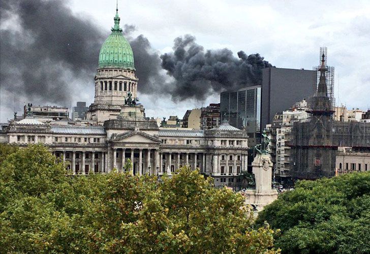 Incendio frente al Congreso