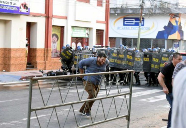 Manifestantes arremetieron contra el Congreso por el proyecto de reelección de Cartés. 