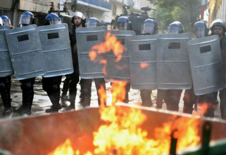 Manifestantes arremetieron contra el Congreso por el proyecto de reelección de Cartés. 