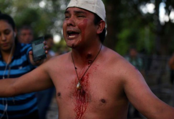 Manifestantes arremetieron contra el Congreso por el proyecto de reelección de Cartés. 