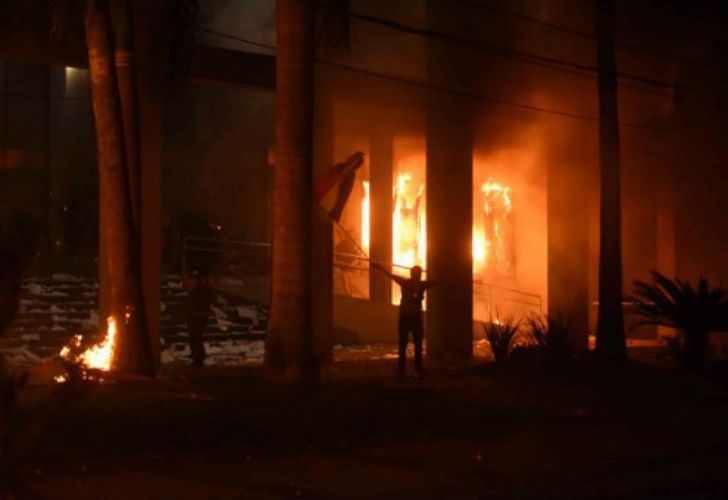 Tomaron e incendiaron el Congreso de Paraguay. 